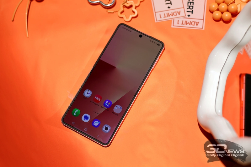 Представлена похудевшая раскладушка Samsung Galaxy Z Flip7 с чипом Exynos 2500 и увеличенными экранами за 91 990 рублей