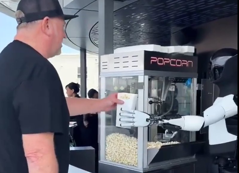 Сегодня открылся ресторан Tesla Diner — среди сотрудников оказался робот Optimus