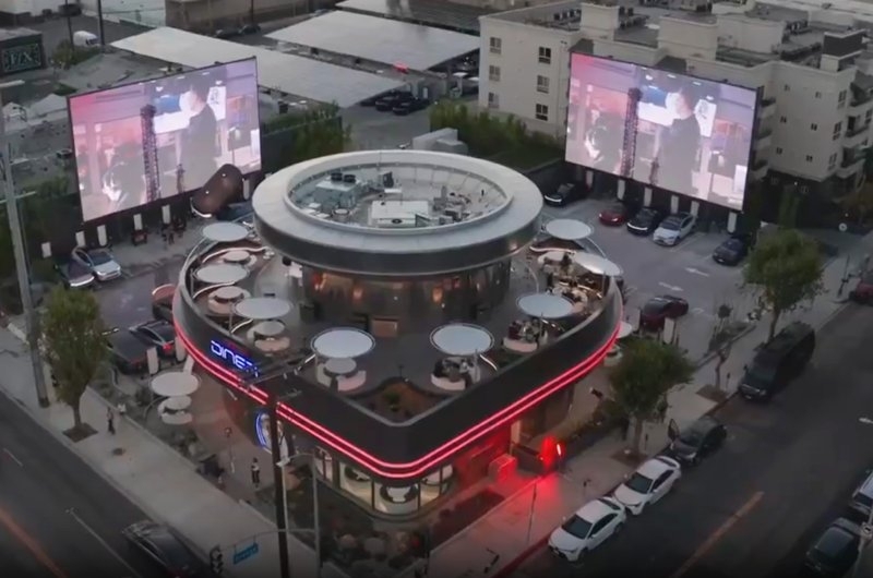Сегодня открылся ресторан Tesla Diner — среди сотрудников оказался робот Optimus