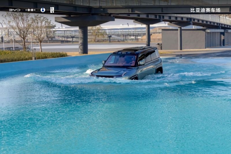 BYD построила «Автомобильный Диснейленд» — за $280 можно поплавать на внедорожнике и погонять на гиперкаре