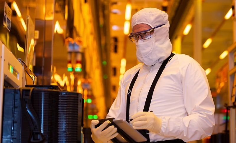 Бывший глава Intel Крейг Барретт предложил клиентам компании скинуться по $5 млрд на её спасение