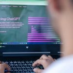 ChatGPT захватил 83 % мирового рынка ИИ-ботов — в России он тоже лидер, но конкуренция острее