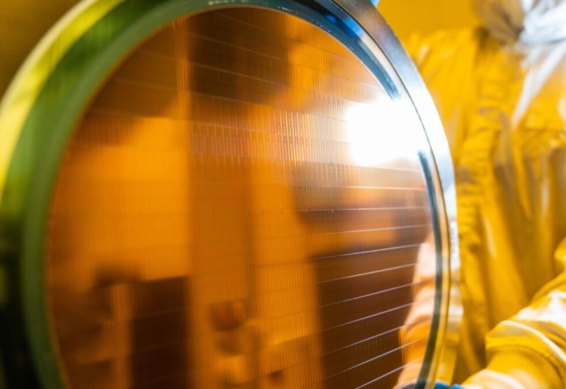 Intel тоже будет причастна к производству чипов для Tesla, как и Samsung