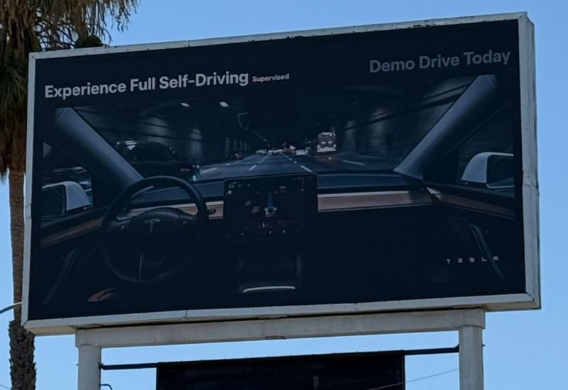 Tesla запустила редкую рекламу своего автопилота, но пытается скрыть его несовершенство